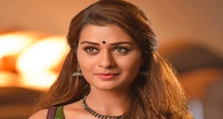 హెల్మెట్ ధరించకుండా హీరోయిన్ బైక్ రైడ్
