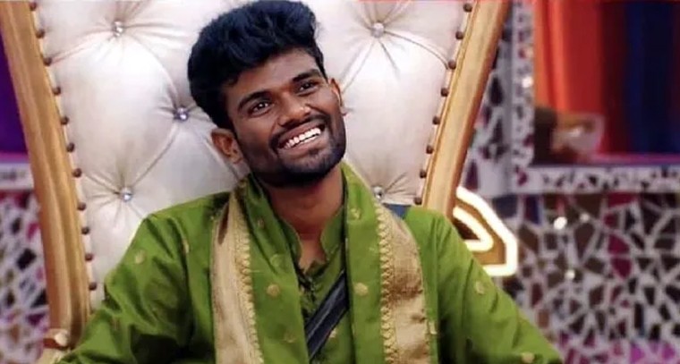 నటితో అసభ్య ప్రవర్తన.. చెంప పగులకొట్టింది