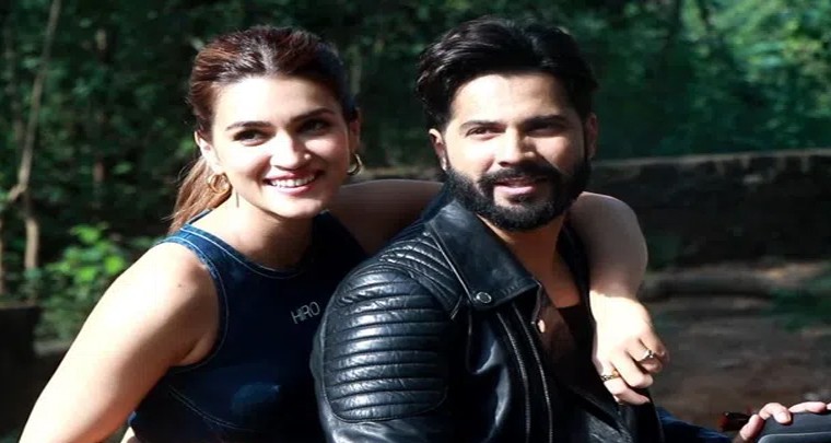 బైక్ పై చక్కర్లు కొట్టిన బాలీవుడ్ తారలు
