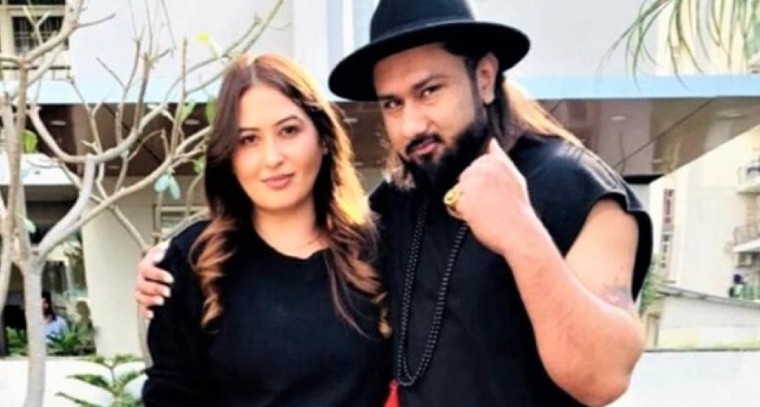 భార్యకు విడాకులు ఇచ్చిన ప్రముఖ సింగర్
