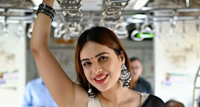  నల్ల చీరలో చాలా అందంగా  నేహా మాలిక్ ... ఫొటోస్ 