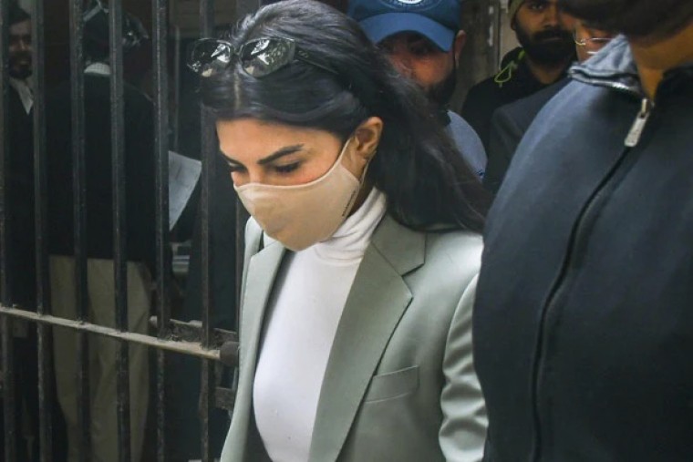 మనీలాండరింగ్ కేసులో ఢిల్లీ కోర్టుకు హాజరైన జాక్వెలిన్ ఫెర్నాండెజ్

