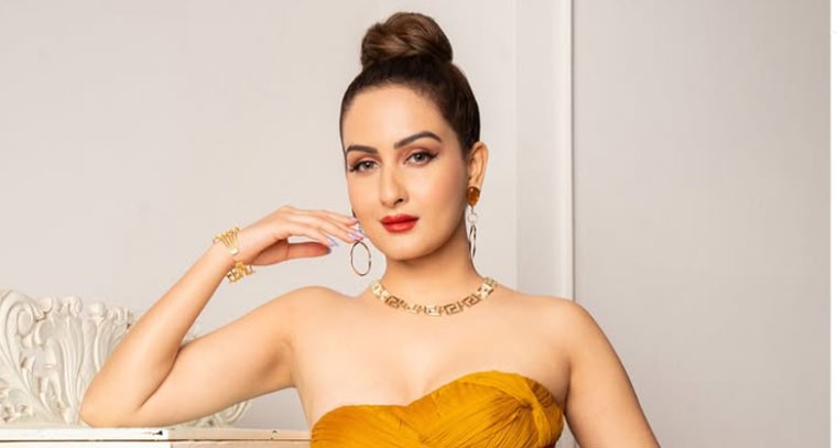 గోల్డ్ కలర్ డ్రెస్‌లో  జరా యాస్మిన్