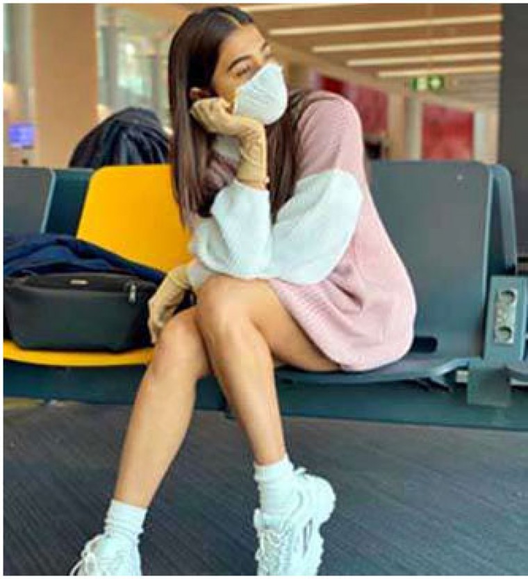 కరోనా ఎఫెక్ట్ : మాస్క్ ధరించిన ' పూజాహెగ్డే '

