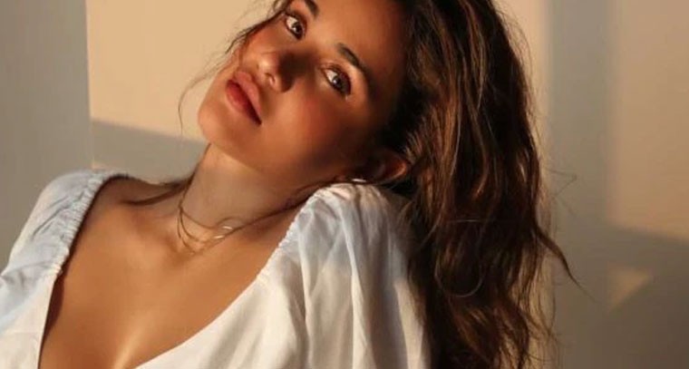 హాట్ లుక్ లో  ఐషా శర్మ 