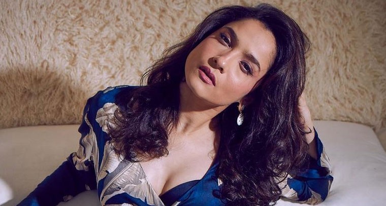  బ్లూ కలర్ ఫ్లోరల్ ప్రింటెడ్ గౌను లో  అంకితా లోఖండే