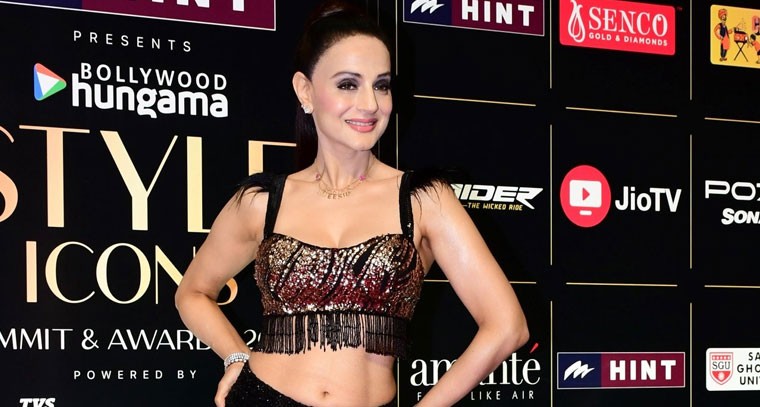 అమీషా పటేల్ పై మాత్రమే అందరి దృష్టి .. 