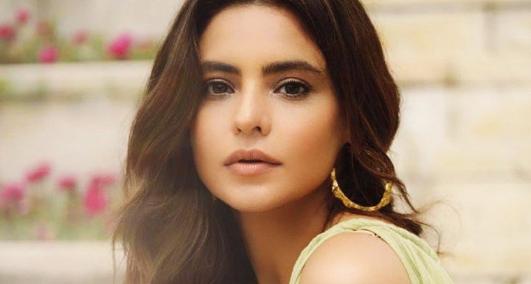 గ్రీన్ కలర్ గౌనులో ఆమ్నా షరీఫ్