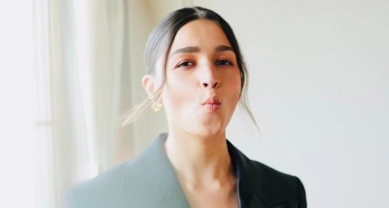 బ్లాక్ కోట్ ప్యాంట్‌లో  స్టైలిష్‌గా అలియా భట్