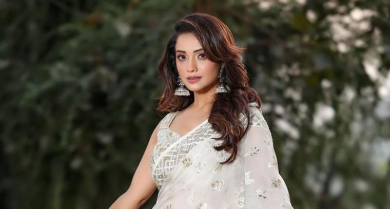 స్టైలిష్ లుక్ లో అదా ఖాన్