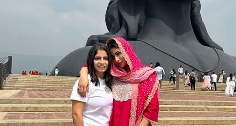 ఆదియోగి శివుడిని దర్శించుకున్న మౌని రాయ్ 