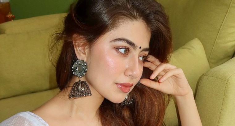 వైట్ డ్రెస్ లో అదితి భాటియా