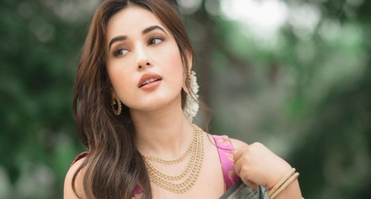 గ్లామరస్ లుక్ లో అదితి 