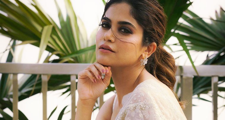 వైట్ శారీ లో అదితి పోహంకర్‌