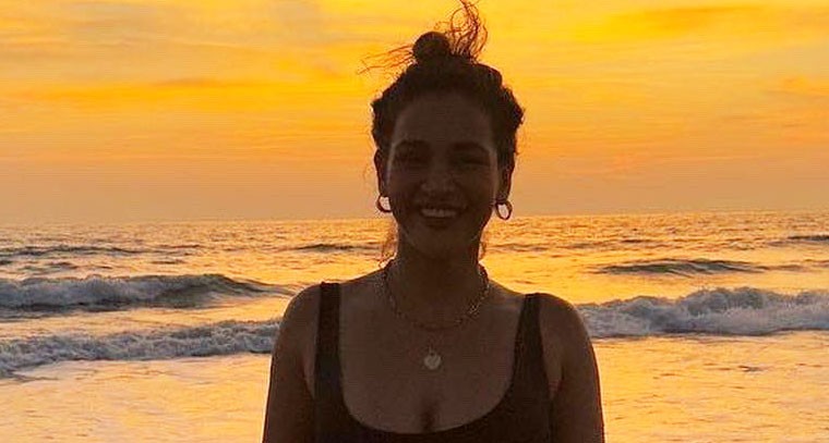 బ్లాక్ మోనోకినిలో హాట్‌గా అయేషా శర్మ 