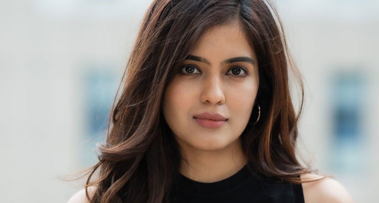  మోడ్రన్ డ్రెస్ లో మెరిసిపోతున్న అమృత అయ్యర్ !