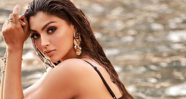 బ్లాక్ డ్రెస్ లో హాట్ గా ఆకాంక్ష పూరి 