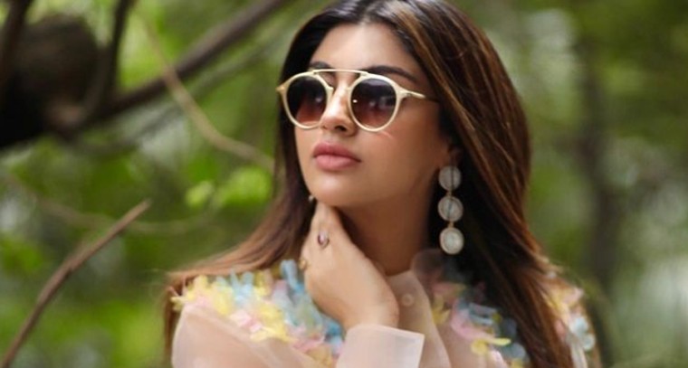 స్టైలిష్ లుక్‌ లో  ఆకాంక్ష పూరి 