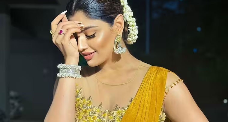 పసుపు చీరలో  బోల్డ్‌గా ఆకాంక్ష పూరి !