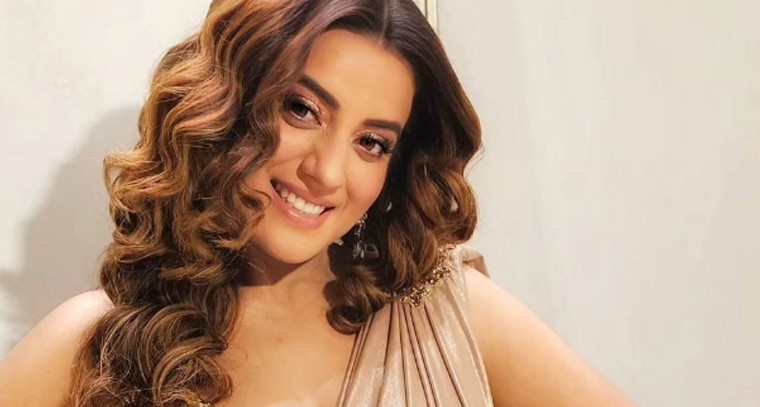  చీరకట్టులో అలరిస్తున్నఅక్షర సింగ్