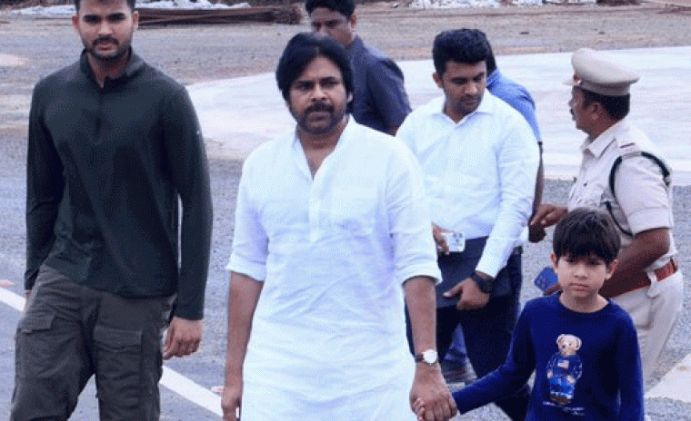 అకిరా నందన్ మరియు మార్క్ శంకర్ పవనోవిచ్ తో పవన్ కళ్యాణ్ 