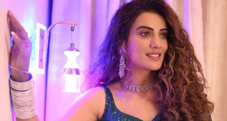 బాత్‌టబ్‌లో అలా పడుకున్న అక్షర సింగ్