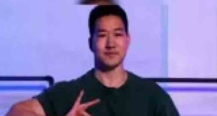 'చల్కా చల్కా రే' పాటకు డాన్స్ అదరకొట్టిన అమెరికా వ్యక్తి 
