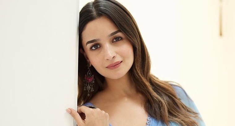  స్కై బ్లూ కలర్ శారీలో అలియా భట్