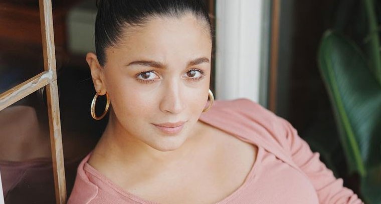 గులాబీ రంగు ట్రాక్‌సూట్ లో అలియా భట్ లేటెస్ట్ పిక్స్ 

