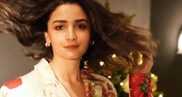 వైట్ కలర్ ఫ్లవర్ ప్రింట్ కోర్ట్ ప్యాంట్‌లో అలియా భట్ 