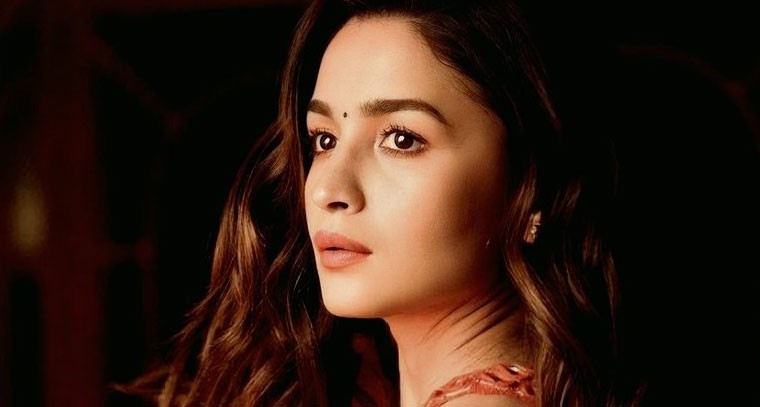 నారింజ రంగు చీరలో బ్లాస్టింగ్ షో