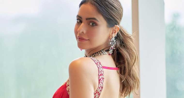 సిల్క్ గౌనులో ఆమ్నా షరీఫ్