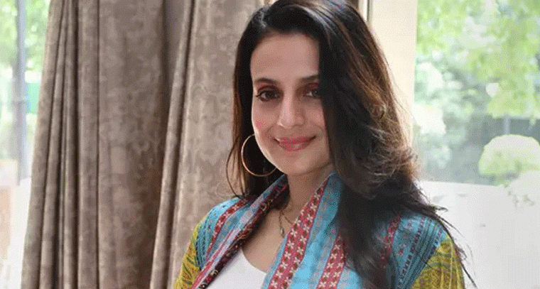 నా వయసులో సగం ఉన్నా.. డేటింగ్ కు ఓకే: అమీషా పటేల్