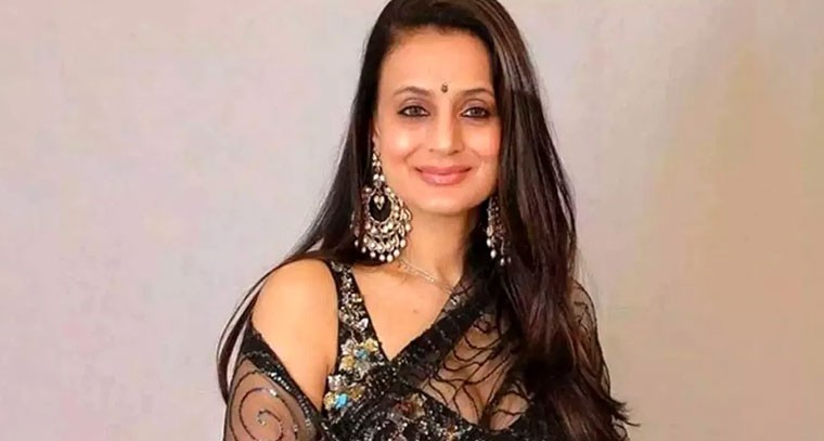  అనిల్‌శర్మ తీరును తప్పుపడుతూ సినిమా స్టోరీ నరేషన్‌‌ వీడియోలు బయటపెట్టిన అమీషా పటేల్