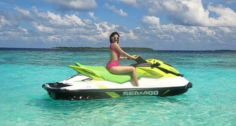 బీచ్ లో  అమైరా దస్తూర్