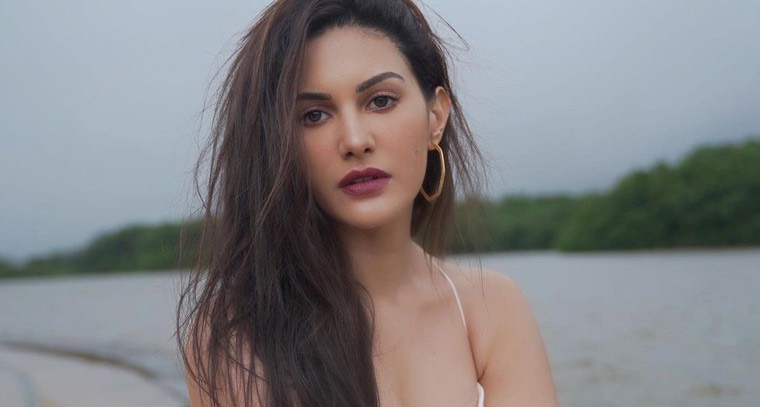 గ్లామరస్ లుక్ లో అమైరా దస్తూర్