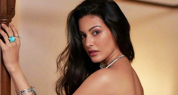  గ్లామరస్ లుక్‌ లో అమైరా దస్తూర్ 