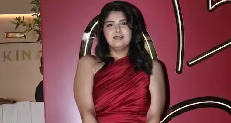 రెడ్ కలర్ ఆఫ్ షోల్డర్ డ్రెస్ లో అన్షులా కపూర్