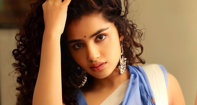 నడుము వంపుతో అనుపమ ఫోజులు