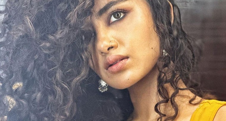 మిర్రర్ ముందు అనుపమా క్యూట్ సెల్ఫీలు

