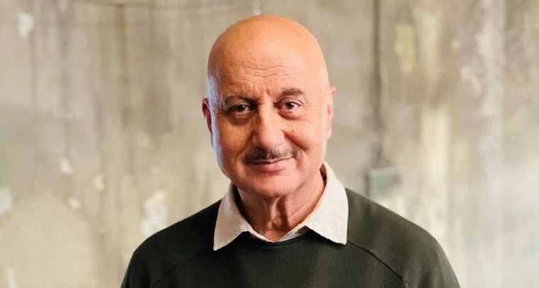  ఆస్కార్ ట్రోఫీని పట్టుకున్న అనుపమ్ ఖేర్ 