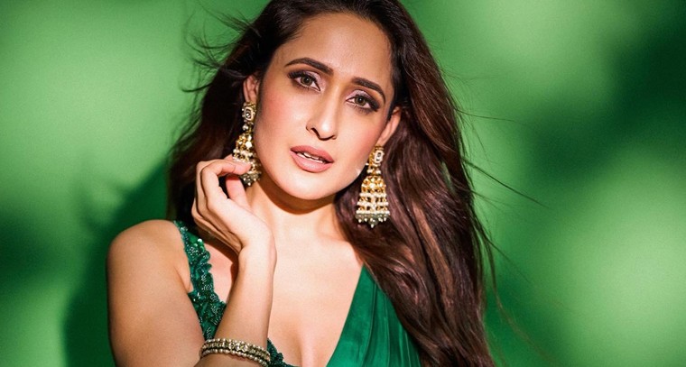 ప్రగ్యా జైస్వాల్ హాట్ ట్రీట్