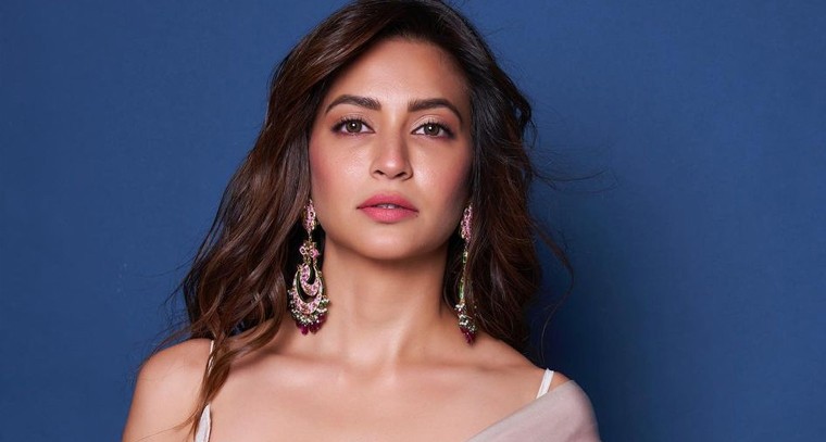 చీరకట్టులో సొగసులు ఒలకబోస్తున్న కృతి కర్బంద