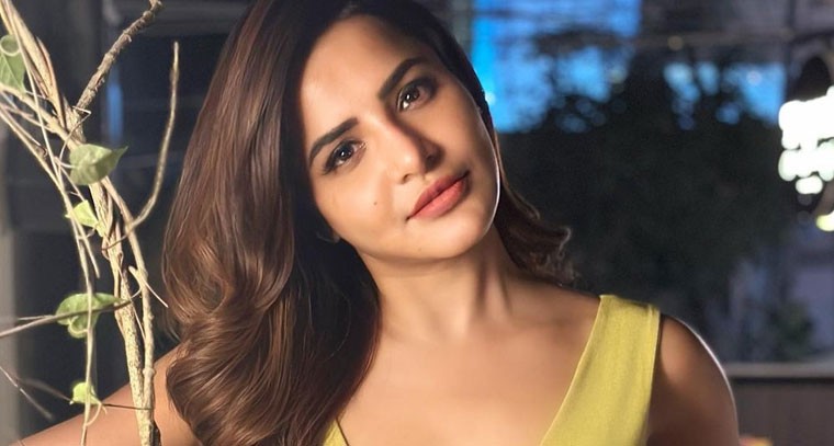 అషురెడ్డి  క్లీవేజ్ షో