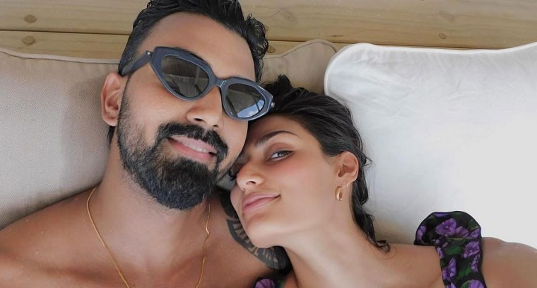 భర్త తో అతియా శెట్టి రొమాంటిక్ ఫొటోస్ వైరల్ 