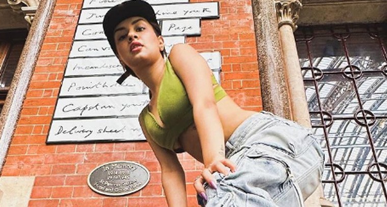 కార్గో స్టైల్ ప్యాంటుతో డెనిమ్ లుక్‌తో అవ్నీత్ కౌర్ 