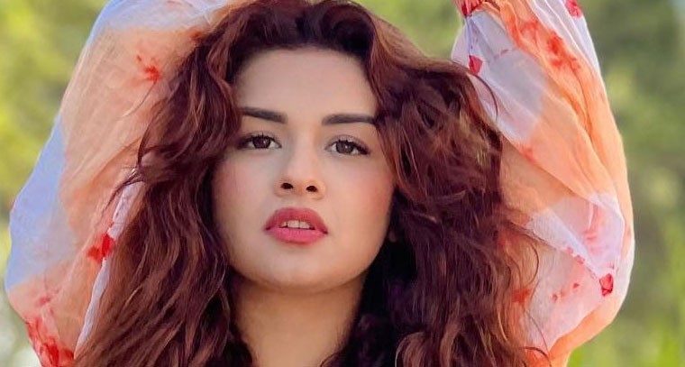  ఆరెంజ్ డీప్ నెక్ డ్రెస్ లో అవ్నీత్ కౌర్