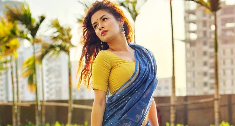 చీర లో మెరిసిన అవ్నీత్ కౌర్ 