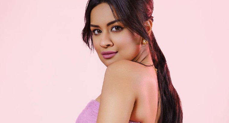 పింక్ కలర్‌లో ఆఫ్ షోల్డర్ డ్రెస్  లో అవ్నీత్ కౌర్ 