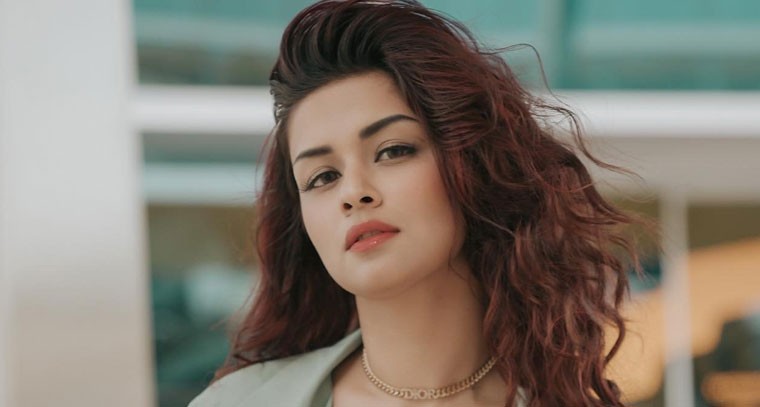 బ్లాక్ కలర్ మోనోకి డ్రెస్ లో అవ్నీత్ కౌర్